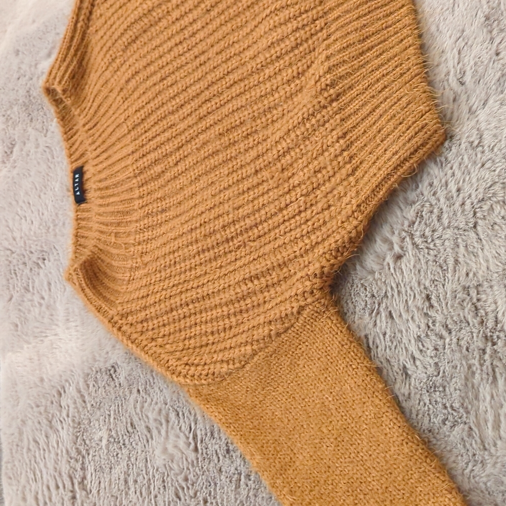 Fuzzy sweater - Picture 3 of 3